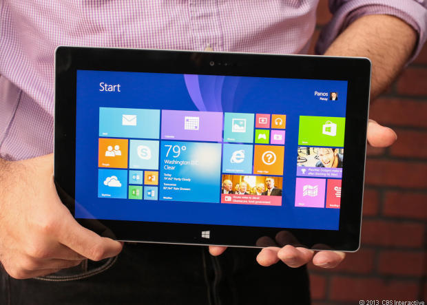 　Microsoftは2013年のホリデーシーズンに先立ち、「Surface」タブレット2モデルを刷新した。これまで同様に「Windows RT」が搭載された「Surface 2」には、全面的な改良が施されている。Surface 2は初代「Surface」よりわずかに薄型化され、NVIDIA製の1.7GHzプロセッサ「Tegra 4」を採用するほか、画面解像度が高くなっている。