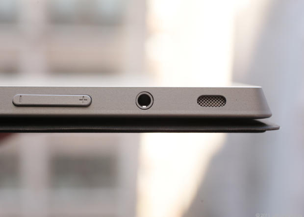 　Surface 2の側面にはスリムな音量調節ボタンとともに、ヘッドホンジャックと小さなスピーカグリルが付いている。