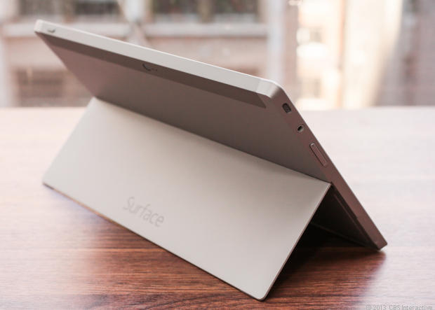 　Surface 2の筐体はさらに薄型化されている。また、背面のキックスタンドには「Microsoft」のロゴの代わりに「Surface」の文字が見える。