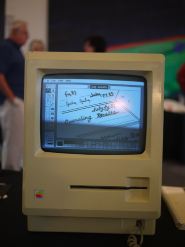 　Appleの「Mac」は、1984年1月に発表される6カ月前まで、5.25インチのフロッピーディスクドライブを搭載していたが、エラー発生率が高かったためソニー製の3.5インチドライブに交換せざるを得なかった。

関連記事：「Twiggy Mac」の集い--初期開発メンバーの目前でよみがえったプロトタイプ