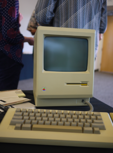 　登場したばかりのMacはハードディスクを持たず、ソニー製の3.5インチフロッピードライブのみが搭載された。複数のディスクを交換する手作業がここから始まった。
