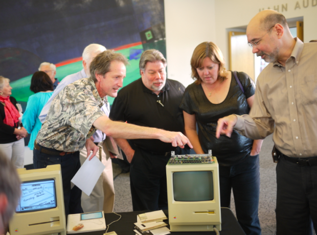 　Macのマザーボードを調べるKottke氏、Wozniak氏、Janet Hillさん（Wozniak氏の妻）、Nicholson氏。