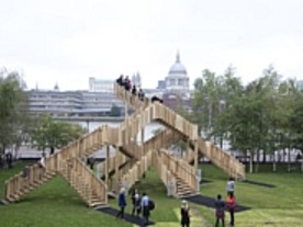 エッシャー作品が3次元に？--「終わりのない階段」がロンドンで展示