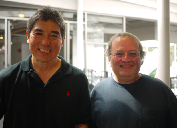 　Andy Hertzfeld氏（右）は、Macintoshを市場に送り出すべくOSソフトウェアなどに取り組んでおり、同じころGuy Kawasaki氏は、やがて世界中を沸き立たせることになる新しいマシンのチーフエバンジェリストとして活躍していた。