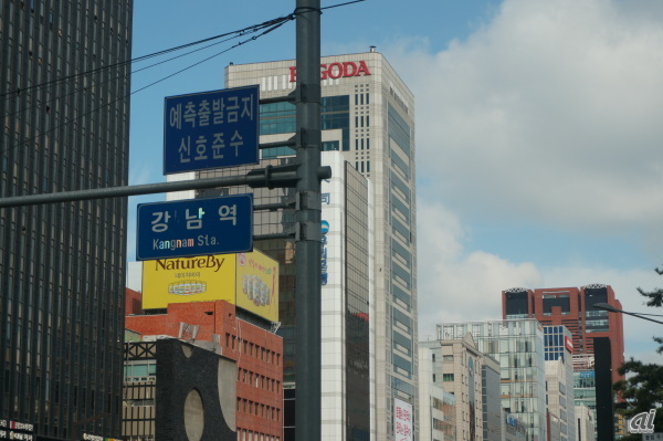 「WORLD TOUR 2013」は、江南地区の中心部、江南駅直結のサムスン本社ビルで行われた