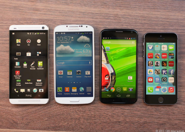 　iPhone 5sは、米国では主要4大キャリア（AT&T、Verizon、T-Mobile、Sprint）すべてで発売されている。5sは、（写真左から順に）HTCの「One」やサムスンの「GALAXY S4」、Motorolaの「Moto X」など有力なAndroidの主力端末との激しい競争に直面するだろう。