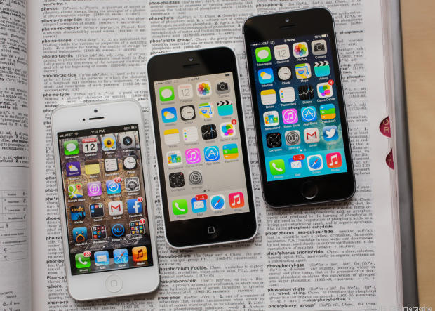 　「iPhone 5c」（中央）とiPhone 5s（右）に搭載されるiOS 7は、「iOS 6」（写真左のiPhone 5で表示）の後継OSとして、多数の新機能を備えて登場した。