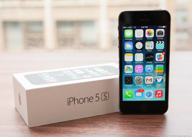　「iPhone 5s」は、Appleの最新主力スマートフォンで、米国時間9月20日より発売されている。iPhone 5sには、ゴールドカラーが選択肢に加わったほか、高速化した64ビット「A7」プロセッサ、指紋スキャナなど新たな特長が多数ある。3種類のストレージオプションがあり、契約付きで199ドルから入手できる。