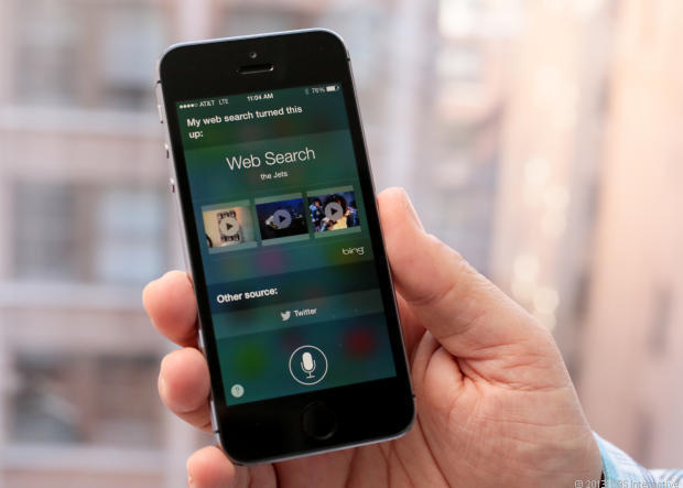 　新バージョンのiOSもやはり「Siri」を搭載している。Siriは、ウェブ検索を起動できるAppleの音声アシスタントサービスだ。