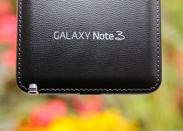 　Note 3の背面は、プラスチック製だが皮革調になっており、周囲は縫い目が付けられているように見える。