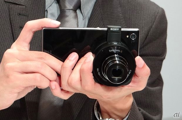 　auブランドの周辺アクセサリー「au +1 collection」から販売される、ソニーのレンズスタイルカメラ「Cyber-shot DSC-QX10」を取り付けることでプロ仕様の撮影が可能に。