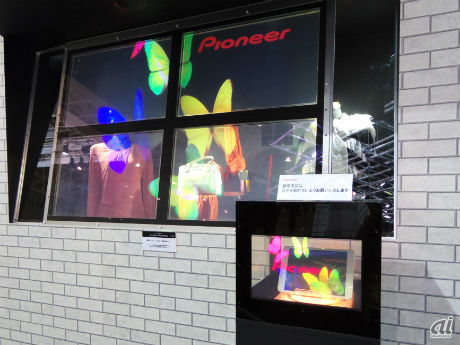 　パイオニアでは、透明なスクリーンに映像を映し出す、シースループロジェクションを参考出品。店舗内に設置したプロジェクターから、店内のガラスに映像を映し出すことができる。