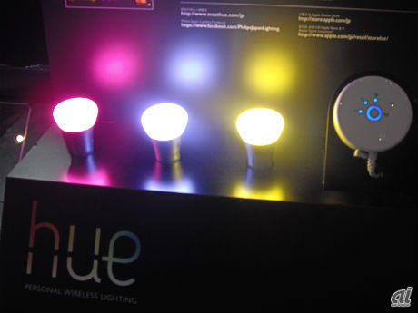 　フィリップスでは、1600万色以上のカラーを表現できるLED照明「hue（ヒュー）」を出展。ブリッジと呼ばれる心臓部（写真右端）とLED照明を組み合わせることで、スマートフォンやタブレットから専用アプリを介して、照明の色を調整できる。