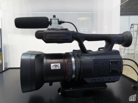 　2013年は会場内で4K、8Kディスプレイが数多く出展されたが、パナソニックでは4K対応のビデオカメラも参考出品していた。ハンドヘルドタイプで、1本のHDMIケーブルによる4K映像出力が可能だ。