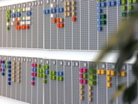 「Google Calendar」と同期するレゴの壁掛けカレンダー