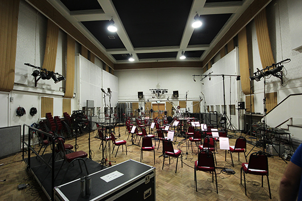 　見覚えのある部屋が現れる。これが名高き第2スタジオ。The Beatlesが数々の名曲を生み出した場所だ。