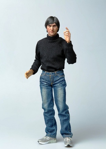 　トレードマークのタートルネックとジーンズを着た80年代初頭版 Young Steve Jobsフィギュア。