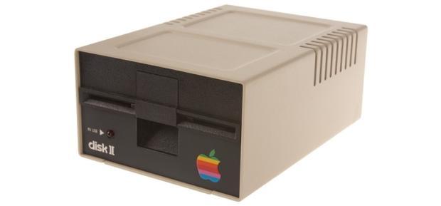 　「Apple II」向けに開発された最初の外部記憶装置が「Apple Disk II」だ。Apple Disk IIは、1枚のディスクに最大140Kバイトを記録できるフロッピーディスクドライブによってApple IIの能力を向上させた。別のコントローラカードを使えば、1つのコントローラで最大2台のドライブをサポートできた。