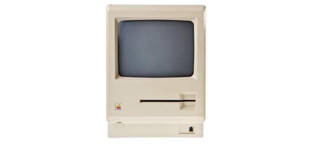 　最初の「Mac」であるMacintosh 128Kは、もともとは「Apple Lisa I」コンピュータで使われていたものと同じフロッピーディスクドライブ「Twiggy」を搭載して発売される計画だった。

　しかしTwiggyのエラー率が高かったためAppleは、1984年1月24日に予定されていたMacintoshの発売日の2～3カ月前に、ソニー製の3.5インチ「400K」フロッピーディスクドライブへと切り替えざるを得なくなった。
