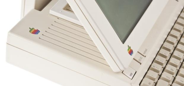 　「Apple IIc」用の白黒LCD搭載「Apple IIc Flat Panel Display」は、解像度が560×192ピクセルで、DB-15コネクタを使用していた。価格は600ドルだった。