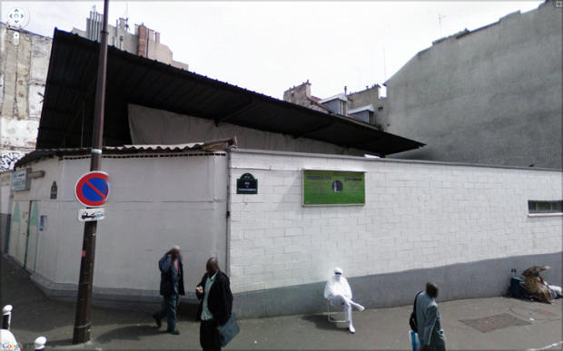 　パリのポワソニエール通りにいるこの全身白装束の人物に、誰も気付いていない様子だ。18区の一角にあるこの通りは、イスラム教徒が屋外で祈祷することでも知られている。