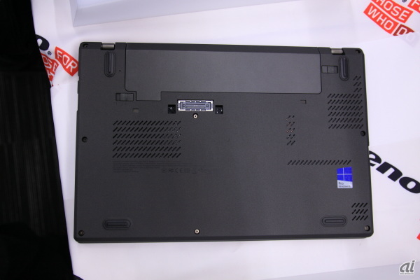 　1枚板構造のボトムカバーを採用したThinkPad X240の裏面。