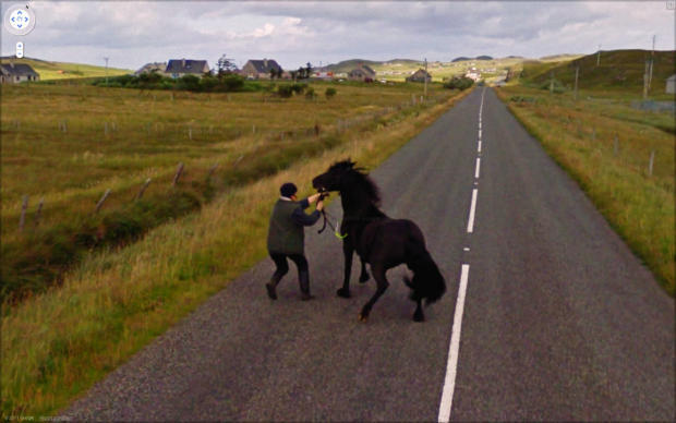 　スコットランドのアウター・ヘブリディーズを走る田舎道では、馬がなかなか道を譲ってくれないようだ。