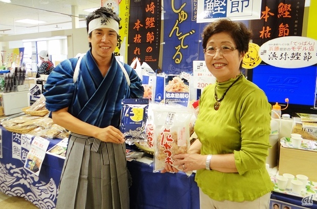 　NHK連続ドラマ小説「てっぱん」に登場した鰹節屋のモデルにもなった、大阪の浜弥鰹節。鰹節にちなんで、三代目取締役の木村さんが“武士”に扮している。