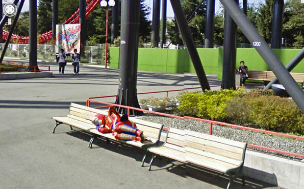 　「ウルトラマン」のようなコスチュームを着たスタッフが休憩中。山梨県の富士山麓にある遊園地「富士急ハイランド」で撮影された光景。