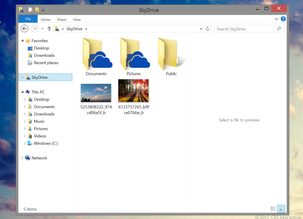 　Windows 8.1では「SkyDrive」も若干強化されている。このアプリでは、SkyDrive上の自身のファイルおよびフォルダの一部またはすべてをオフラインで扱えるようになった。つまり、ネットに接続しなくても閲覧したり編集したりできるわけだ。SkyDrive上のフォルダは、他のローカルフォルダとともにサイドバーのデスクトップファイルメニューにも表示される。