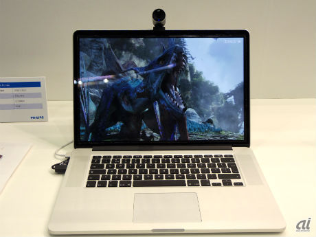 　フィリップスブースではRetinaディスプレイ搭載の「MacBook Pro」に、レンチキュラーレンズを装着し、裸眼3Dモデルとして展示していた。モニタ上部にはアイトラッキング機能付きのカメラを付け、視聴者の瞳の位置を認識し、MacBook Pro側が自動的に3D調整をしているという。