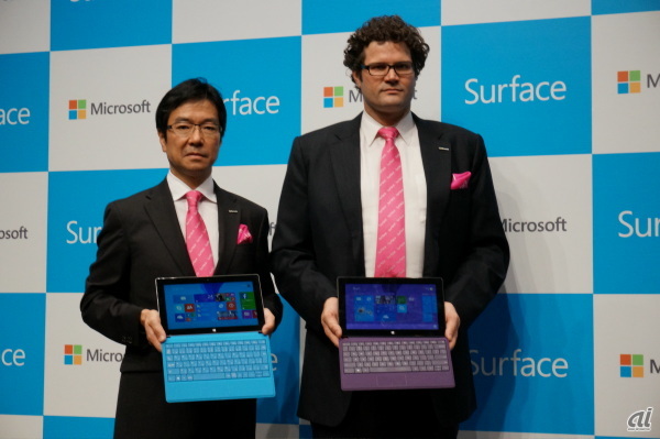 日本マイクロソフト 代表執行役 社長の樋口泰行氏（左）とマイクロソフト ジェネラルマネージャー Surface & Windows Hardware セールス＆マーケティング担当のブライアン ホール氏（右）