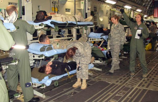　C-17の任務のひとつは、医療目的の航空後送であり、標準で5人の医療班が常駐している。C-17には36台の担架があり、54人までの急患と看護人を収容できる。この写真は、負傷した兵士が、米国で高度な治療を受けるために帰国する途上、ドイツを発つ前に救護班の診察を受けているところだ。