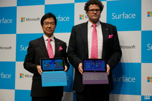 　日本マイクロソフト 代表執行役 社長の樋口泰行氏（左）とマイクロソフト ジェネラルマネージャー Surface & Windows Hardware セールス＆マーケティング担当のブライアン ホール氏（右）氏もピンクのネクタイとチーフで登場