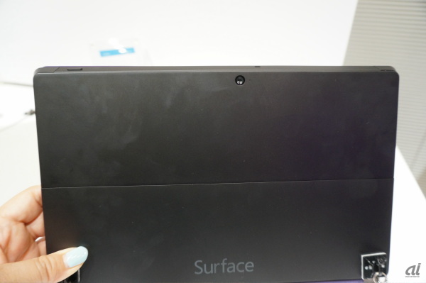 　Surface Pro 2のカラーは、チタンのみ。ブラックボディが特長だ。カメラは720p HD カメラをフロントとリアに備える。