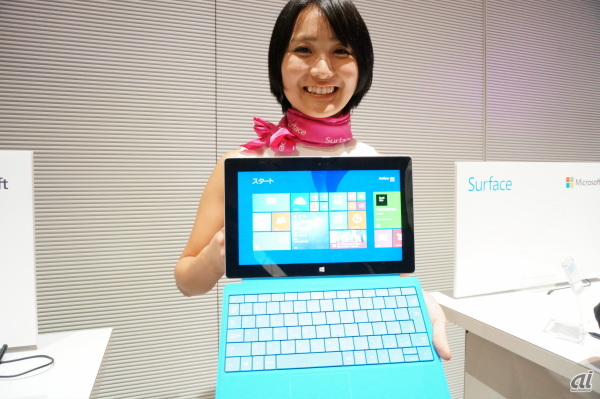 　Surface 2はSurface RT、Surface Pro 2はSurface Proの後継機種となる。いずれもマグネシウム合金製の筐体、キーボード カバーやMicrosoft Office搭載などの特徴に加えて、処理能力、ディスプレイ、カメラ解像度の向上、2段階の調整ができるキックスタンド（背面スタンド）など、さまざまな強化を図ったという。

　写真はSurface 2。