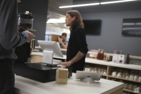 カフェのレジでSquareが活用されている。プロトタイプのテストなども、このスペースを使って行われる。コーヒーはサンフランシスコの焙煎所Sightglassのものを使っており、本格的なドリンクが楽しめる