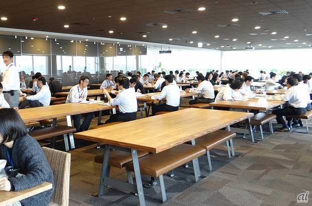 　社食は1日に約1700人の社員が利用しており、5600平米の空間に約900席の座席が備えられているそうです。また、フロア内はWi-Fiも完備しており、いつでもどこでも仕事ができる環境となっています。こちらはドラマ「半沢直樹」にも登場した飲食エリア。