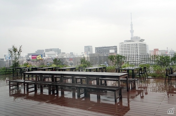　この日はあいにくの雨でしたが、晴れている日は東京スカイツリーを眺めながら食事を楽しめます。