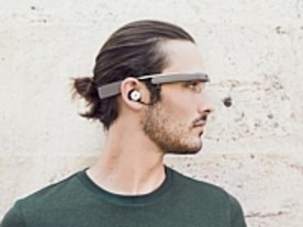 グーグル、次期「Google Glass」の画像を公開--イヤホンが追加に