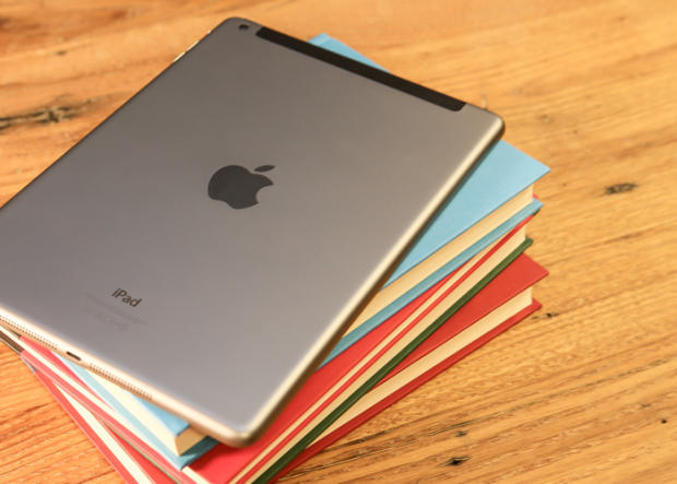　高さ9.4インチ（240mm）、幅6.6インチ（169.5mm）、厚さ0.29インチ（7.5mm）のiPad Airは、第4世代iPadと比べるとすべての寸法が小さくなっている。実際、本を積み重ねた中では見失ってしまうかもしれない。