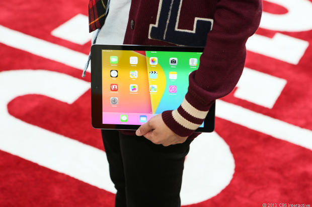 　iPad Airは前世代機より0.4ポンド（約180g）軽くなり、持ち運びやすくなっている。