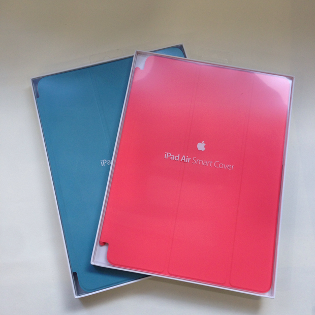 CNET Japan STREAM / アップル純正のアクセサリも用意されている。右は「iPad Smart Cover」（4080円）で、左
