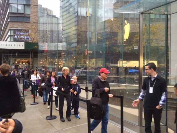 　アッパーウェストサイドのApple Storeが開店すると、行列の人々は足早に店内に入っていく。