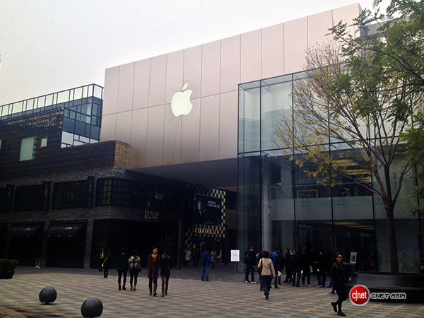 　北京の三里屯にあるApple Storeでは、iPad Airの発売初日がいたって平穏のうちに迎えられた。iPad Airは1日、42の国と地域で販売が開始された。