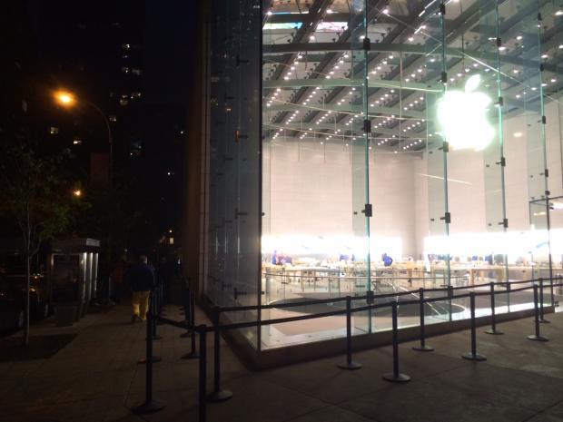 　ニューヨークのアッパーウェストサイドにあるApple Storeで、従業員らが午前8時の開店に向けて準備を整えている。