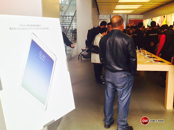　中国三里屯のApple Storeでは、iPad Airの購入希望者に向けて、オンラインによる事前予約が必要なことを告げるポスターが掲示されている。