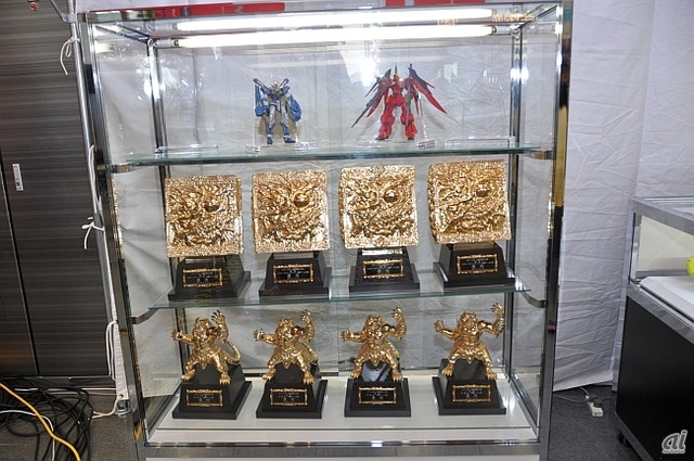 　資料室には、ゲーム大会の成績優秀者に送られるオリジナル賞品が展示。