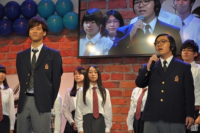 　ステージには、共闘学園生徒のCMキャラクターである田中君（左）と山口君（右）も登場。