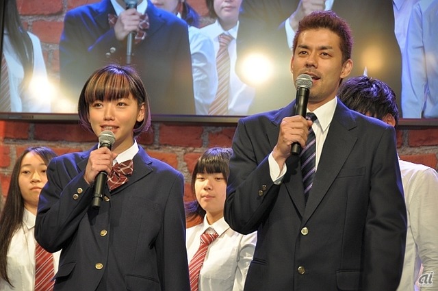 　この文化祭の模様は、ニコニコ生放送にて両日とも中継を行う。そのレポーターを務める松嶋初音さん（左）と、ドグマ風見さん（右）もステージに登壇してあいさつ。